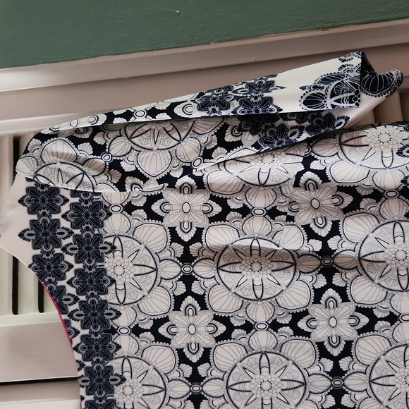 Women's s/s dress, with cream lining,  gold zipper back. - Picture 3 of 7